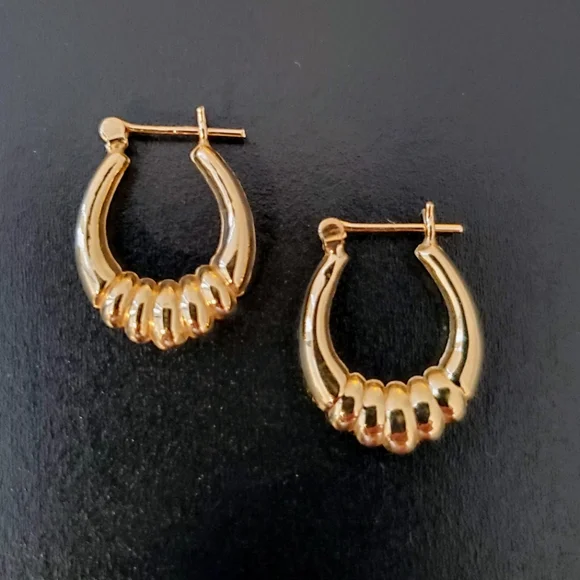 Scalloped Oval Ribbed Huggie Hoop Earrings - 14k Yellow Gold - Vintage - Picture 1 of 9